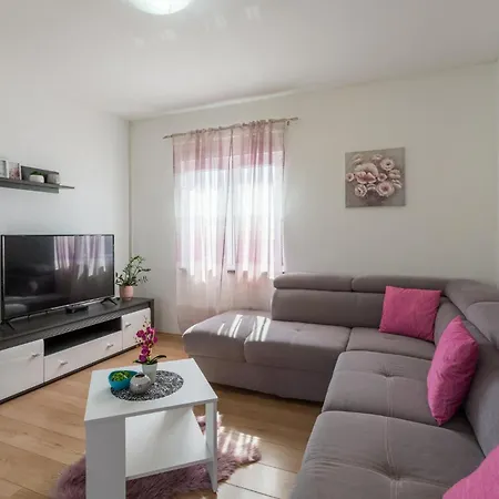 Casa vacanze Gorgeous In With Wifi Pola